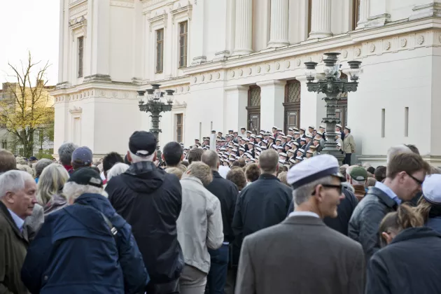 The Student Singers in front of the University Building. Photo: Kennet Ruona.