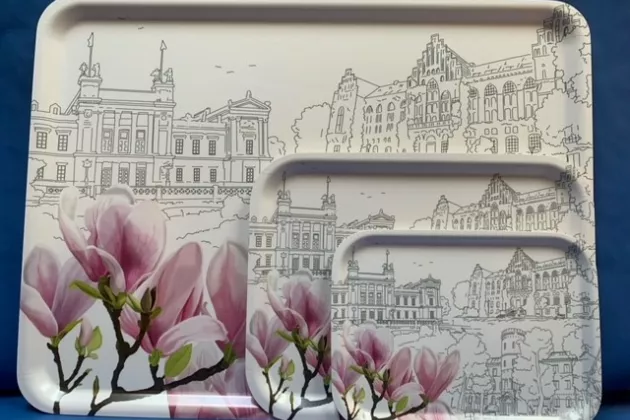 A tray with an illustration of the University buildning and a magnolia.