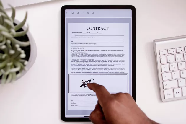 Digital signature on an contract on I Pad.