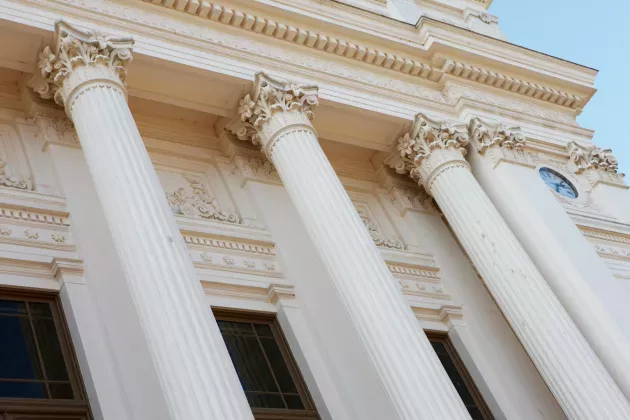 A photo of the pilars at the University Building's exterior.